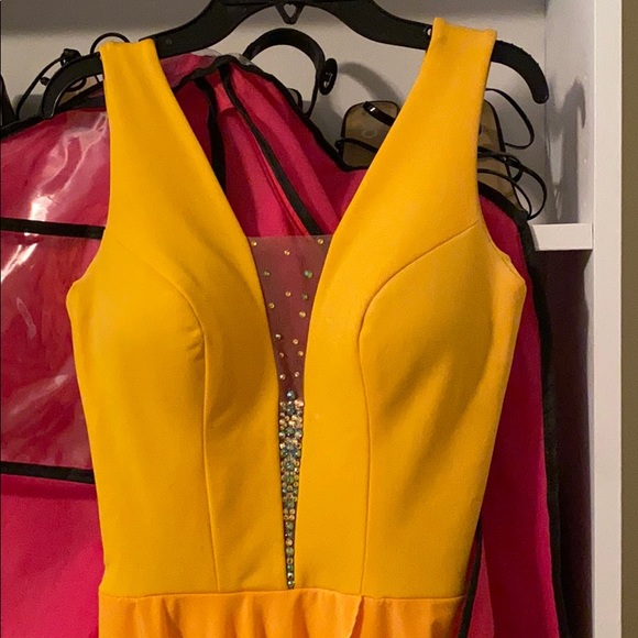 Yellow gown . - Picture 5 of 8